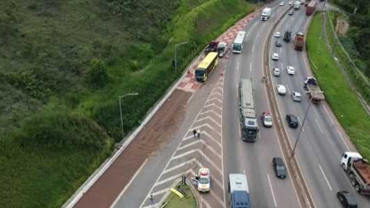 Por volta de 09h30, o ônibus finalmente foi retirado