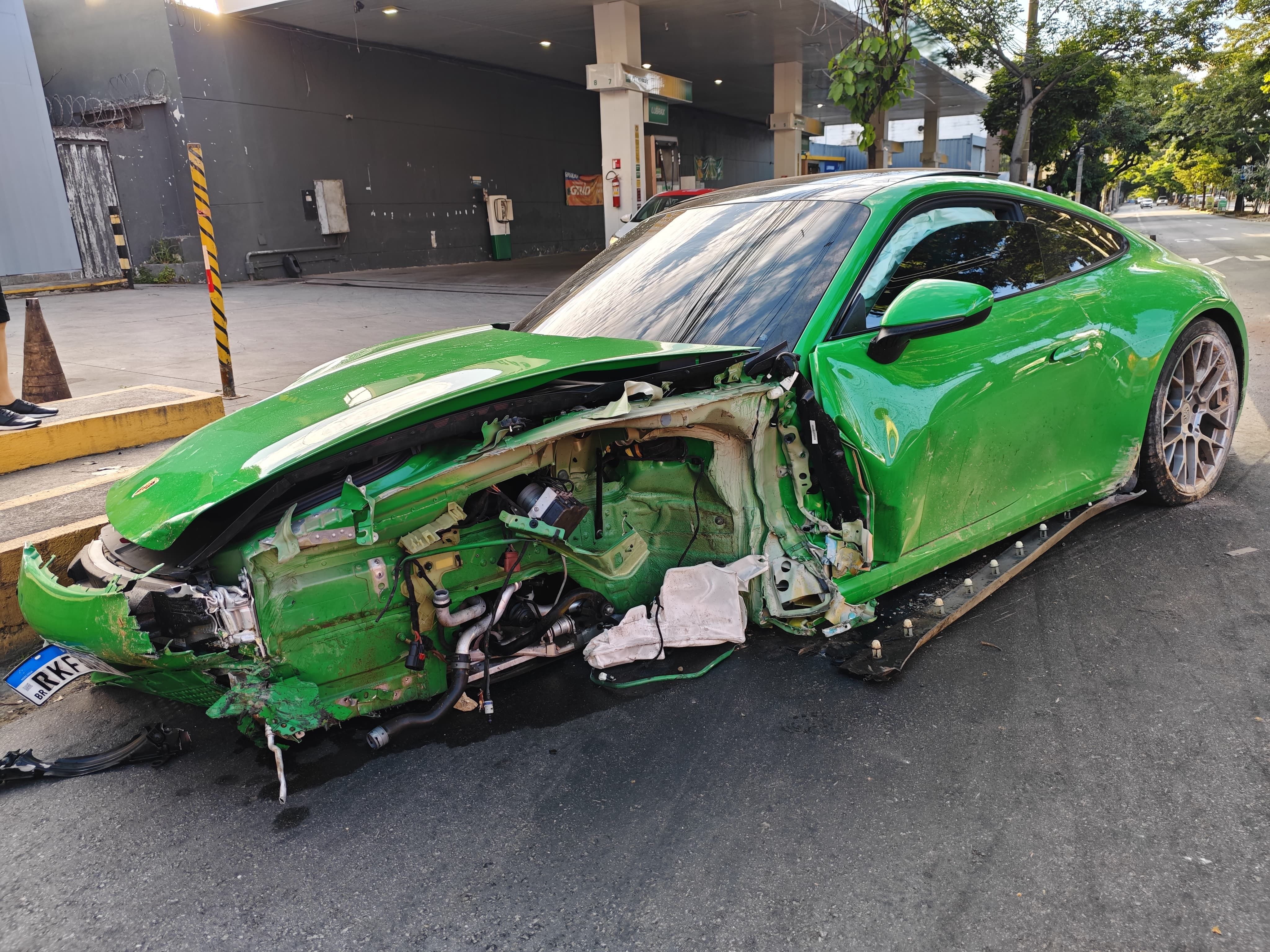 Acidente com Porsche deixa feridos e destrói carro de luxo em BH