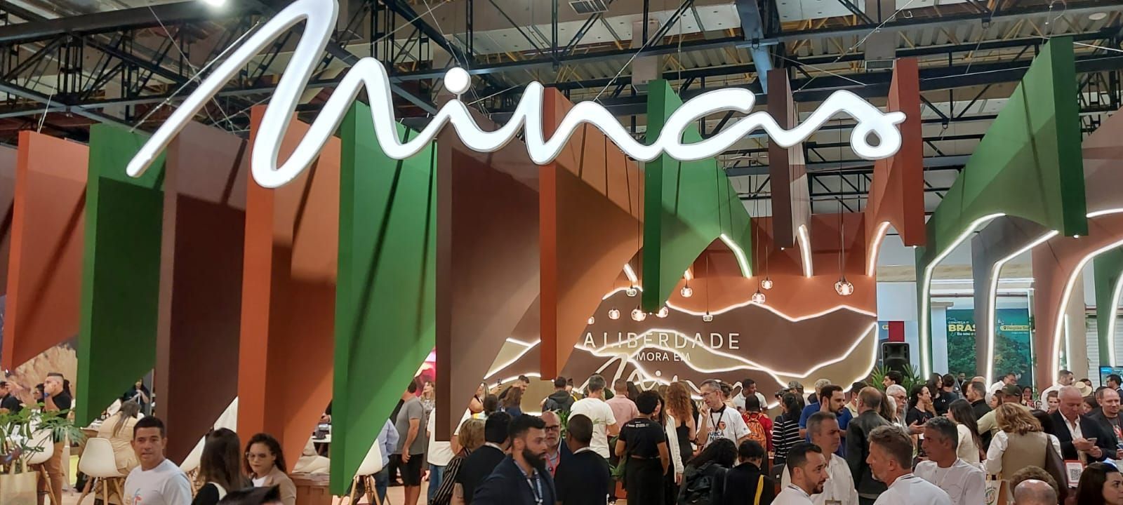 Porco sem mágoas: participantes formam fila para degustar receita mineira na WTM, em SP