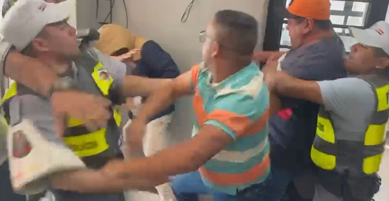 Vídeo: pai de motociclista morto em acidente com Porsche em SP avança em motorista do carro: 'Assassino'