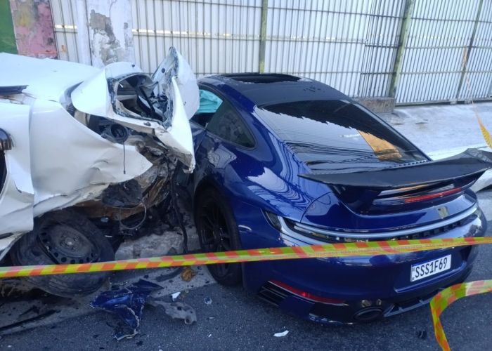 Foto mostra Porsche e Renault Sandero destruído em acidente em São Paulo