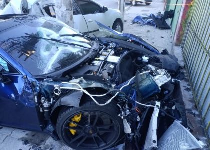 Foto mostra Porsche e Renault Sandero destruído em acidente em São Paulo