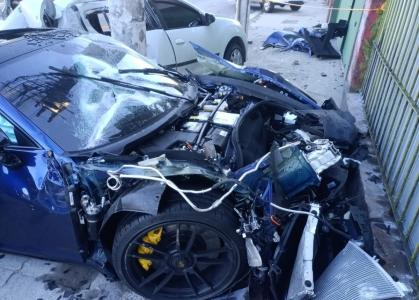Foto mostra Porsche e Renault Sandero destruído em acidente em São Paulo