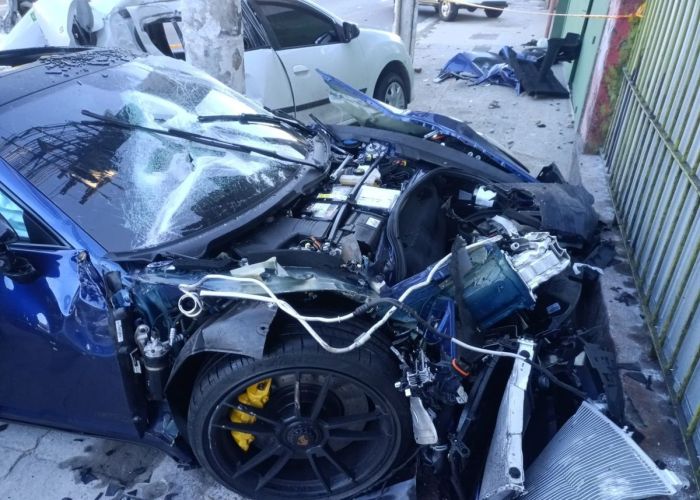 Foto mostra Porsche e Renault Sandero destruído em acidente em São Paulo