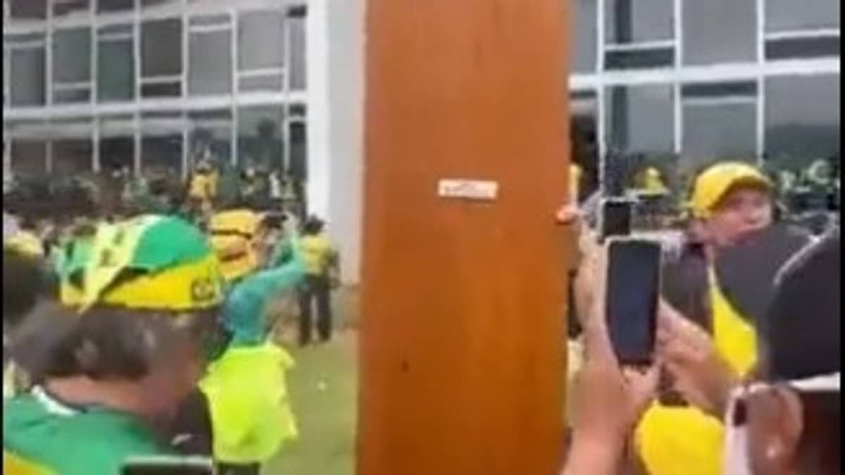 No STF, bolsonaristas arrancam porta de gabinete de Alexandre de Moraes