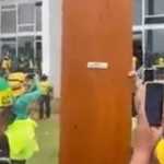 No STF, bolsonaristas arrancam porta de gabinete de Alexandre de Moraes