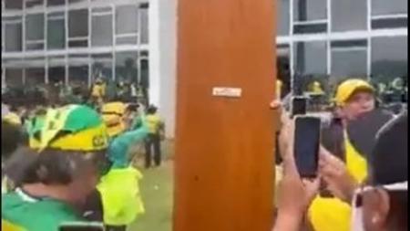 Porta do gabinete de Alexandre de Moraes é mostrada como troféu por bolsonarista