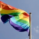 Uganda aprova lei anti-gay que prevê pena de morte e prisão para quem 'promover a homossexualidade'