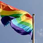 Uganda aprova lei anti-gay que prevê pena de morte e prisão para quem 'promover a homossexualidade'