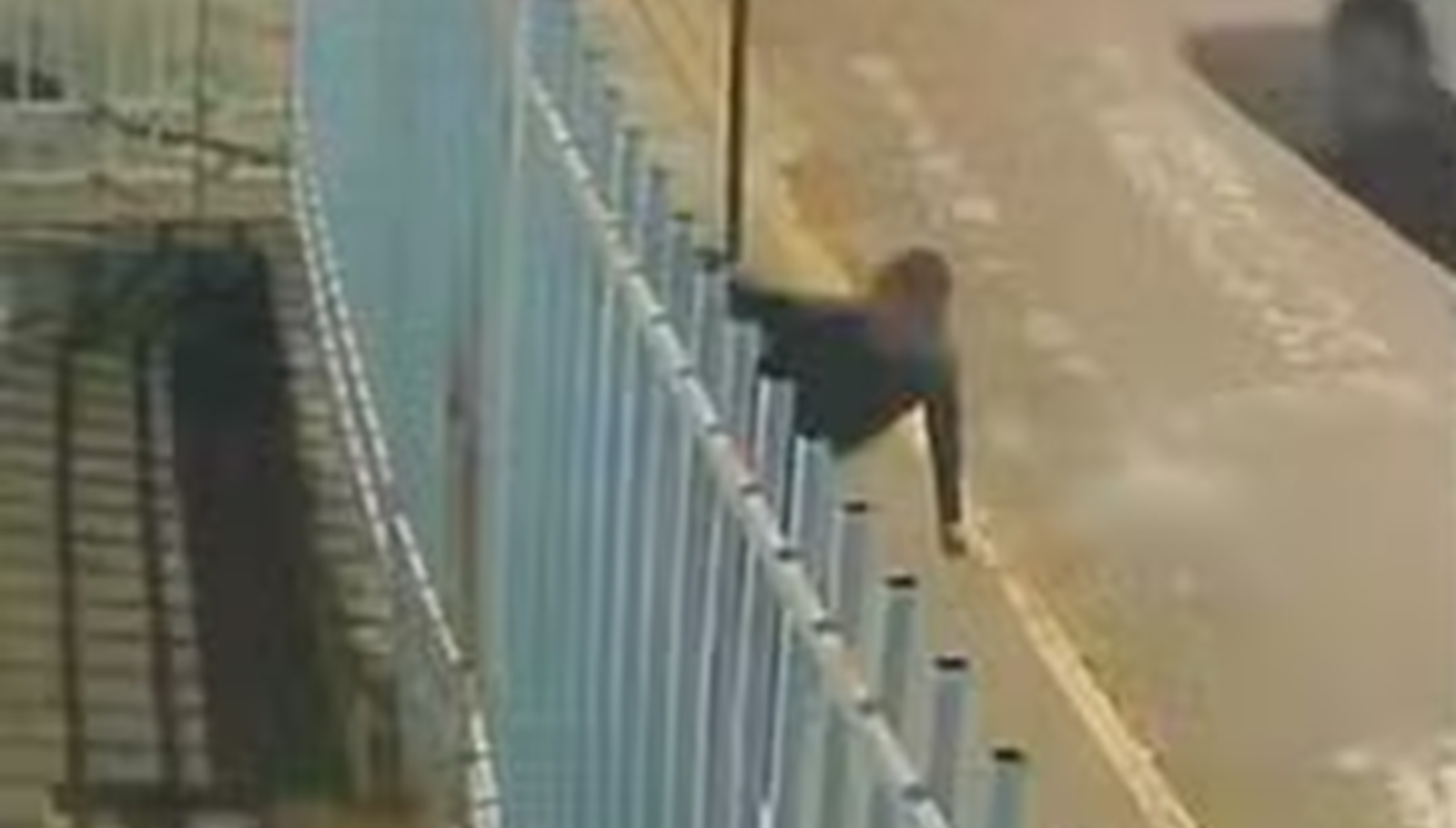 Vídeo: homem é preso após chutar portão de delegacia no interior de MG