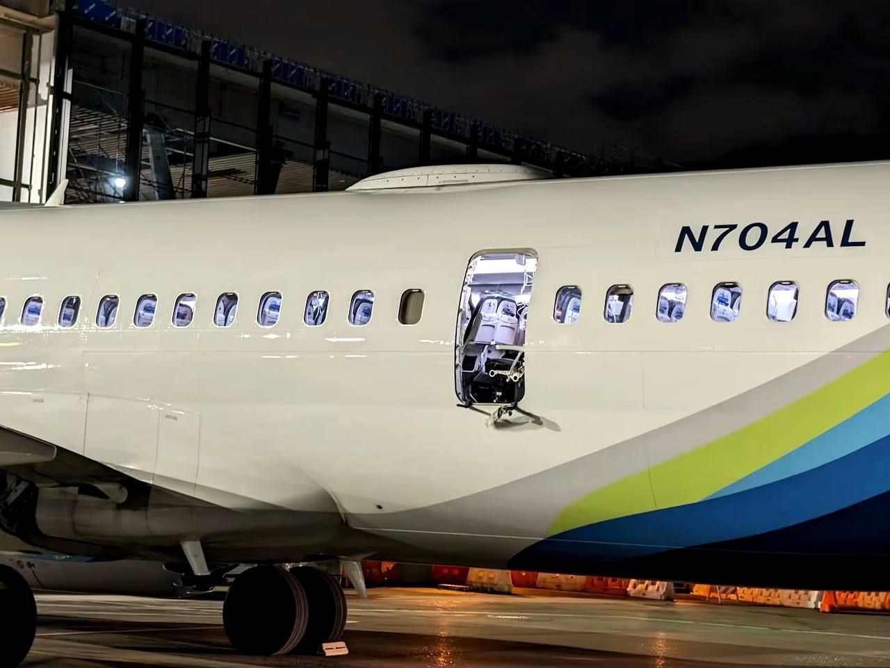 Porta de avião que explodiu na decolagem é encontrada em quintal de casa nos EUA