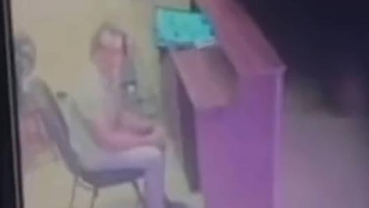 Porteiro ficou sentado observando enquanto o ator Victor Meyniel era espancado