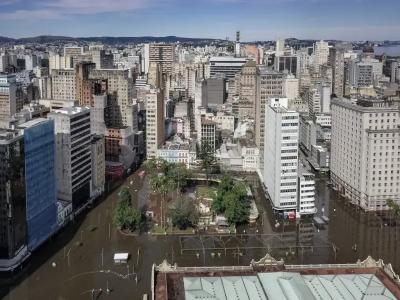 Foto mostra Porto Alegre inundada após chuvas