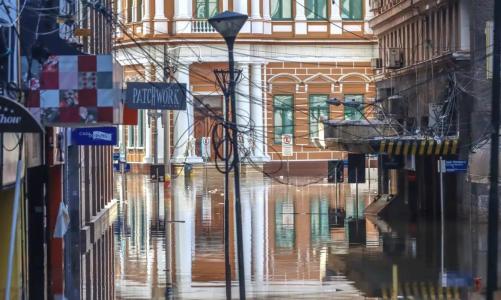 Foto mostra rua alagada em Porto Alegre