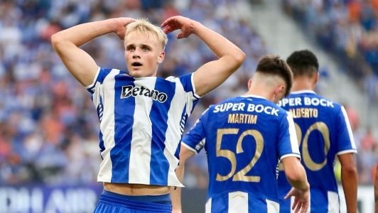 Jogadores do Porto comemoram gol em vitória sobre o Atlético de Madrid