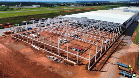 Segundo o diretor, os investimentos incluem um novo galpão de 18 mil metros quadrados e uma área de terraplanagem de 300 mil metros para futuras construções na modalidade BTS (Built to Suit).