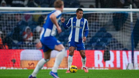 Thiago Silva foi titular e gerou uma expulsão