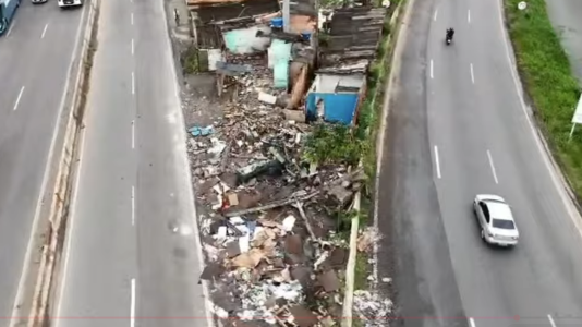 Carreta desgovernada atinge casas na Vila da Luz, em BH