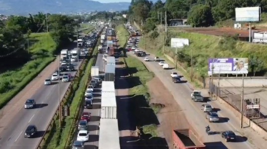O condutor do caminhão frigorífico ficou preso às ferragens pelos pés