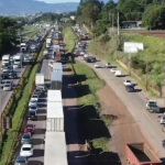 Acidente entre caminhões fecha a BR-381, na Grande BH, e deixa uma pessoa ferida