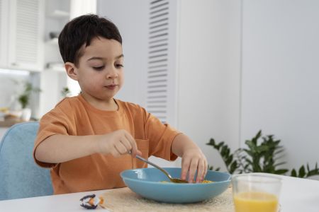 criança comendo