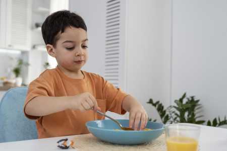 criança comendo