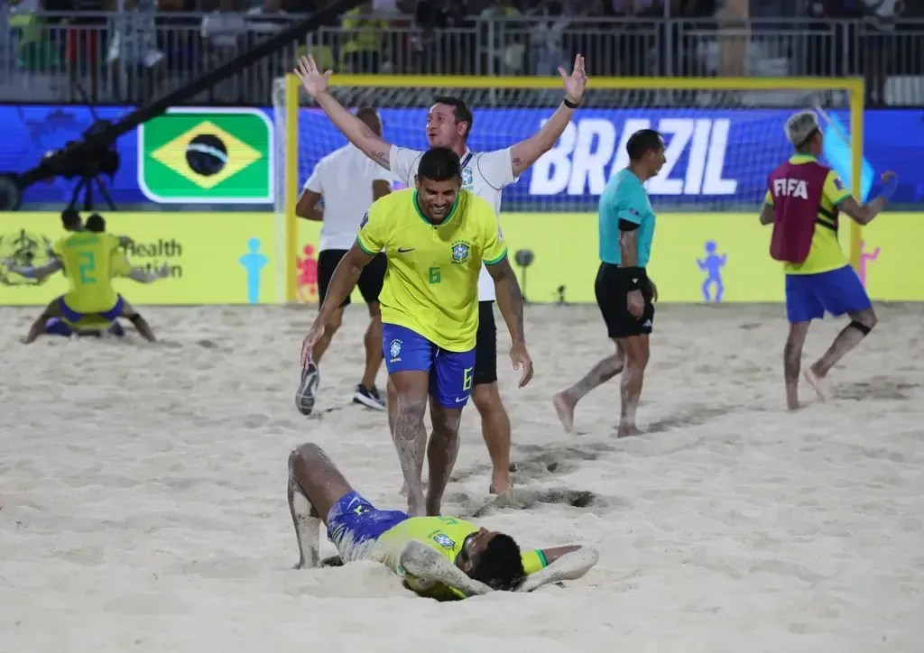 Brasil vira sobre Portugal e avança à final da Copa do Mundo de Futebol de Areia