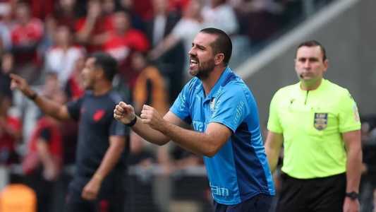 Português comandou equipe no lugar do suspenso Abel Ferreira