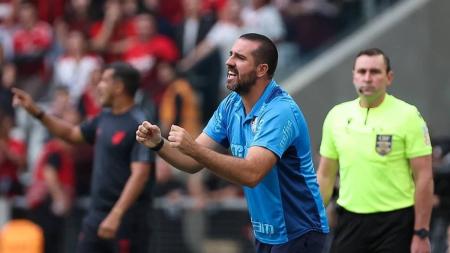 Português comandou equipe no lugar do suspenso Abel Ferreira