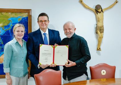 Em um discurso forte e combativo, a presidente Dilma Rousseff disse na manhã desta quinta-feira que é preciso "superar os ódios" no país e afirmou que a "gritaria dos golpistas" não vai tirá-la do rumo, não vai "colocar nosso povo de joelhos" nem cau
