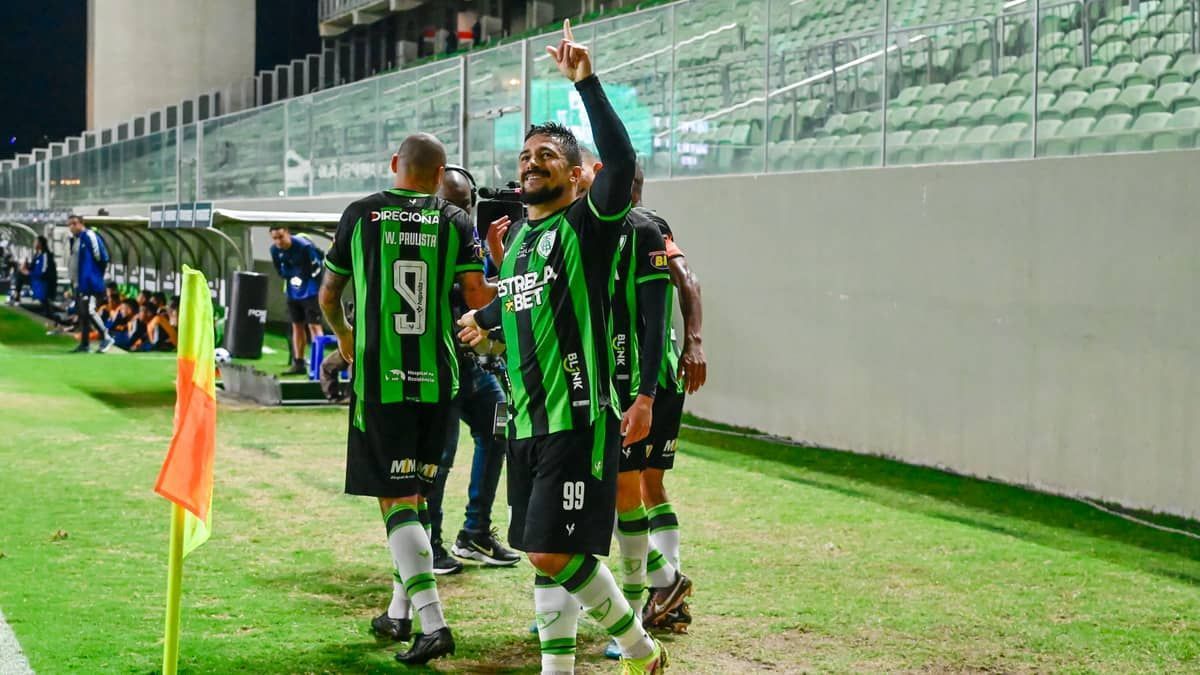 América: possível saída de Aloísio abre vaga na briga por titularidade no ataque