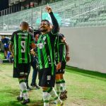 América: possível saída de Aloísio abre vaga na briga por titularidade no ataque