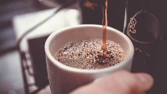 Posso tomar café de barriga vazia? Especialista fala sobre o impacto.