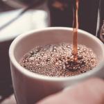 Posso tomar café de barriga vazia? Especialista fala sobre o impacto