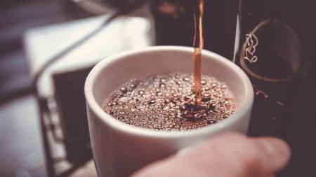 Posso tomar café de barriga vazia? Especialista fala sobre o impacto.