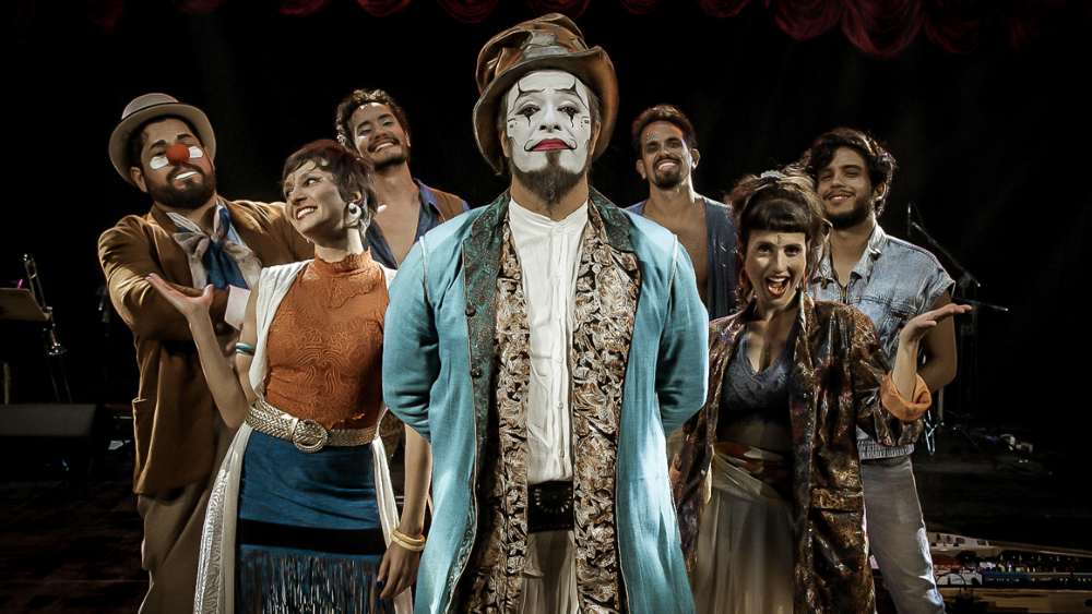 Teatro Mágico traz a BH turnê que celebra duas décadas de estrada