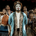 Teatro Mágico traz a BH turnê que celebra duas décadas de estrada