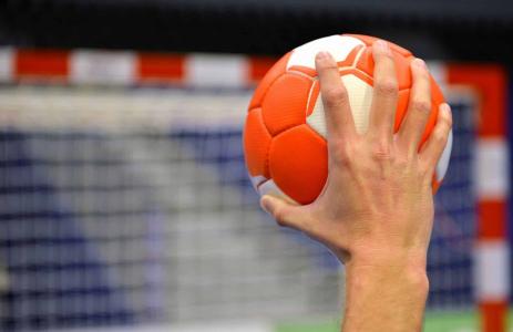 Mão com bola de handebol