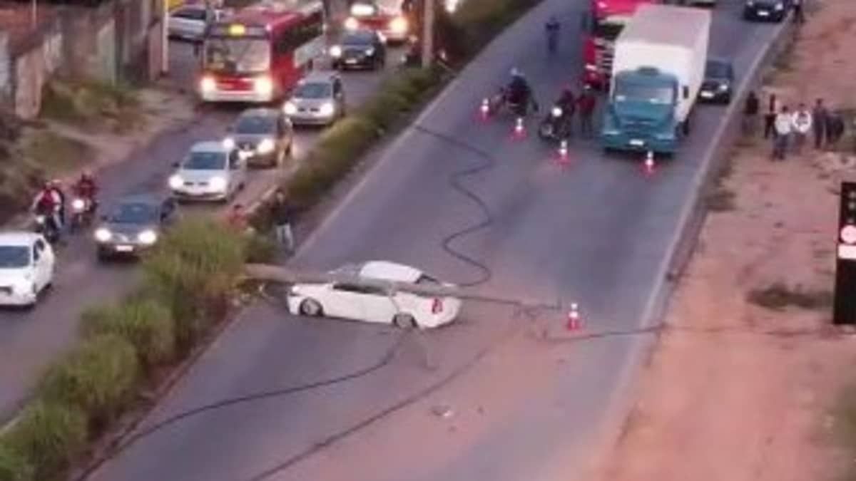 Vídeo: Toyota Etios derruba poste e fecha pista da Via Expressa em Contagem