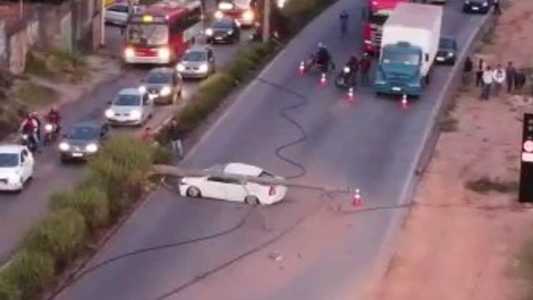 Poste caiu sobre o carro na Via Expressa de Contagem