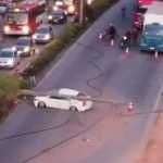 Vídeo: Toyota Etios derruba poste e fecha pista da Via Expressa em Contagem