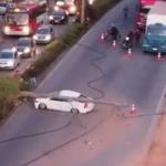 Vídeo: Toyota Etios derruba poste e fecha pista da Via Expressa em Contagem