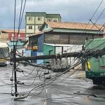 Poste cai sobre ônibus que transportava funcionários da Vale no Barreiro