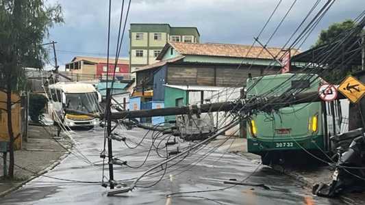 Poste caiu sobre ônibus no bairro Tirol, na região do Barreiro