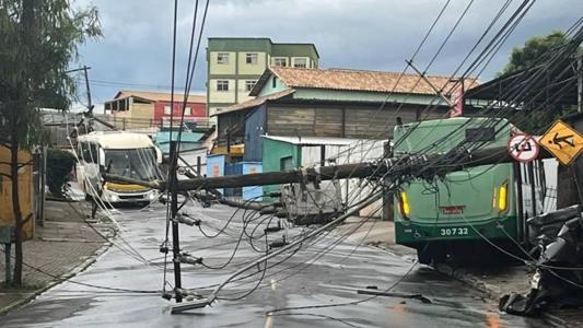 Poste caiu sobre ônibus no bairro Tirol, na região do Barreiro