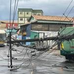 Poste cai sobre ônibus que transportava funcionários da Vale no Barreiro