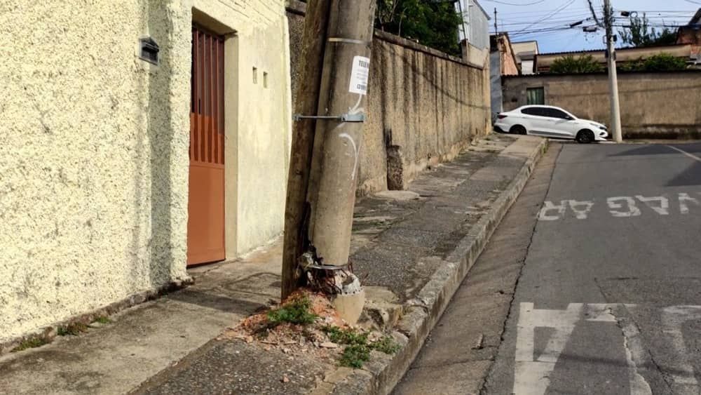 'Se um pica-pau bicar, ele cai', diz morador sobre poste escorado por madeira há um ano BH