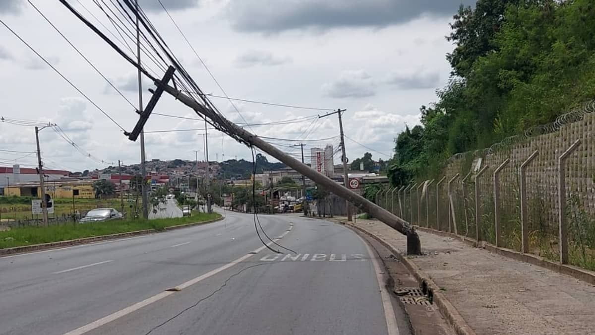 Via Expressa de Contagem está interditada há quatro horas por conta de um poste que pode cair a qualquer momento