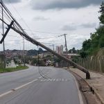 Via Expressa de Contagem está interditada há quatro horas por conta de um poste que pode cair a qualquer momento