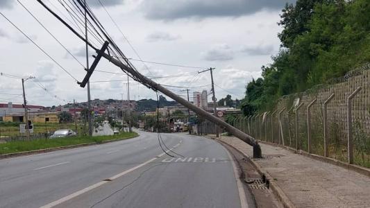 Poste foi atingido e deve cair a qualquer momento